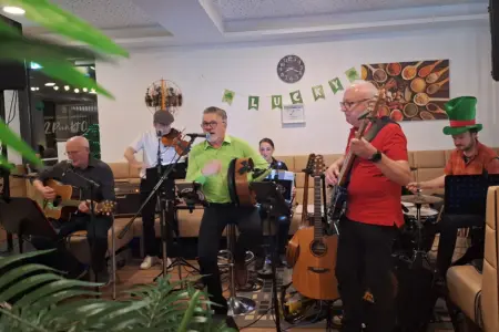 Ein irischer Abend in Ratten Eine Band spielt in einem Lokal mit irischer Dekoration