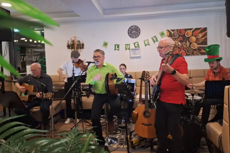 Ein irischer Abend in Ratten Eine Band spielt in einem Lokal mit irischer Dekoration