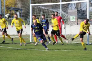 Fußballer kämpfen im Strafraum um einen Balle.