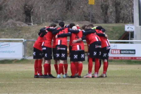 Fußballer umarmen sich.