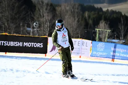 Ein Mann beim Schifahren.