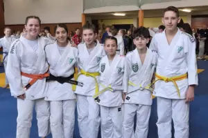 Sechs Jugendliche stehen in Judo-Kampfanzügen nebeneinander.
