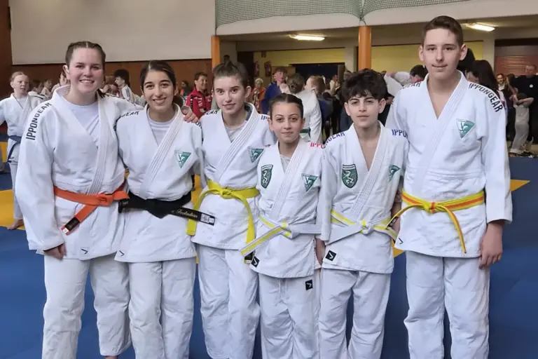 Erfolgreicher Heimwettkampf für den Judonachwuchs Sechs Jugendliche stehen in Judo-Kampfanzügen nebeneinander.