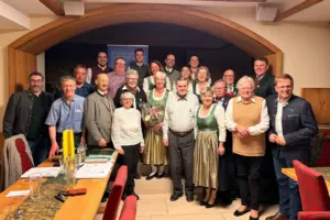 Eine große Gruppe von Personen in Tracht