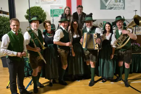 Eine Gruppe von Musikern in Tracht