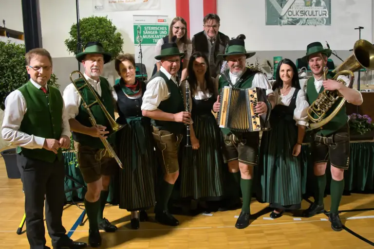 Eine Gruppe von Musikern in Tracht