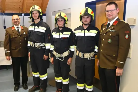 Fünf Männer in Feuerwehruniformen