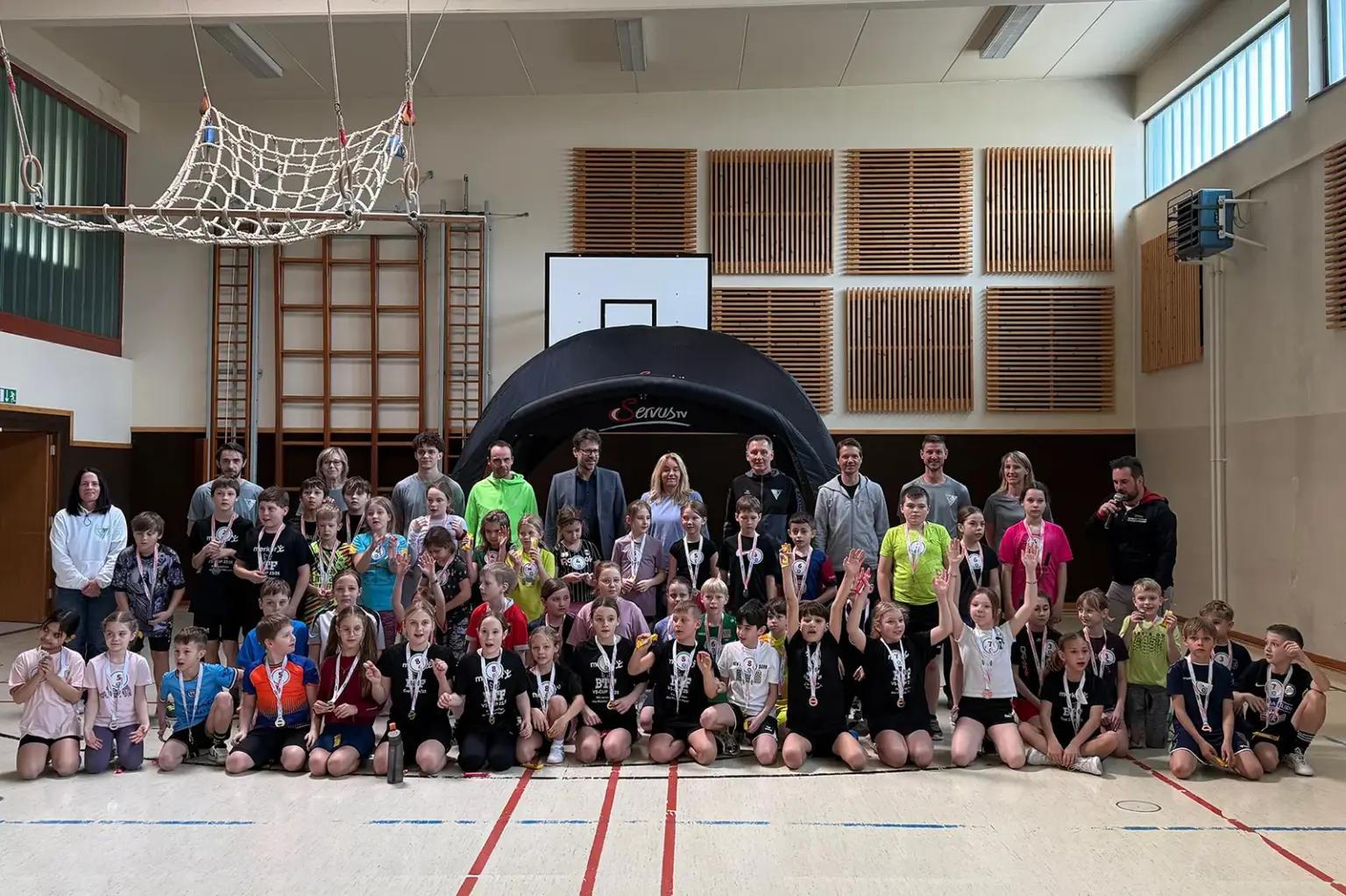 Ein Gruppe von Menschen in einem Turnsaal.