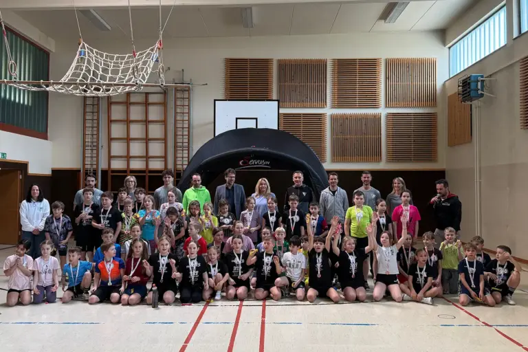 Ein Gruppe von Menschen in einem Turnsaal.