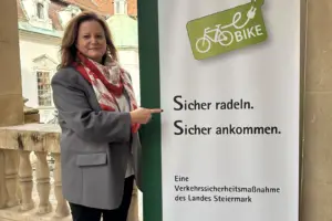 Eine Frau zeigt auf ein Plakat
