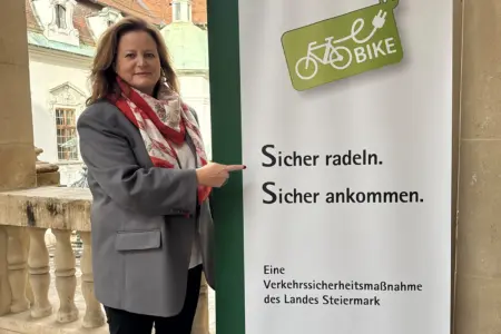 Eine Frau zeigt auf ein Plakat