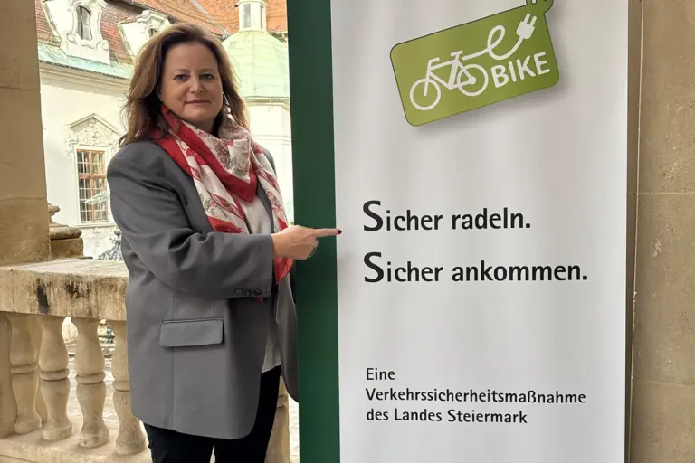 Eine Frau zeigt auf ein Plakat