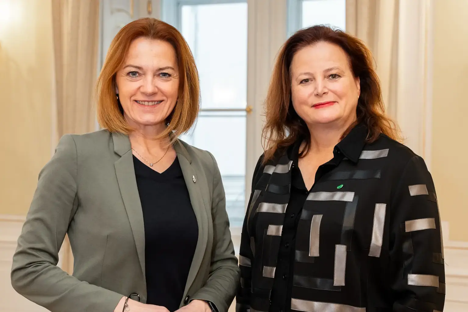 Zwei Frauen in einem hellen Raum