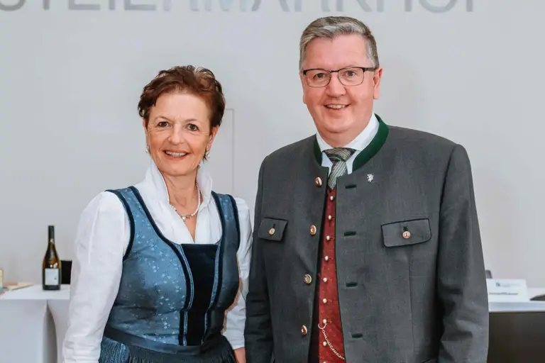 Ein Mann und eine Frau in Tracht