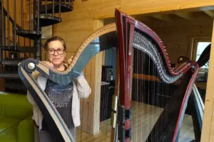 Eine Frau mit zwei Harfen