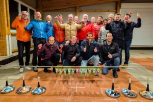 Stockwettkampf der Bürgermeister Eine Gruppe von Personen mit Asphaltstöcken