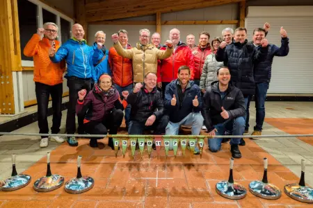 Eine Gruppe von Personen mit Asphaltstöcken