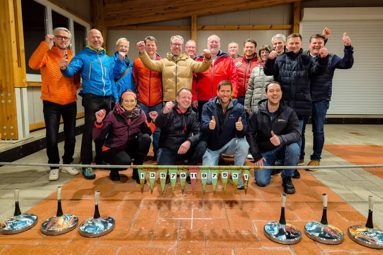 Eine Gruppe von Personen mit Asphaltstöcken