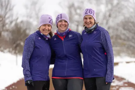 Drei Frauen stehen nebeneinander.