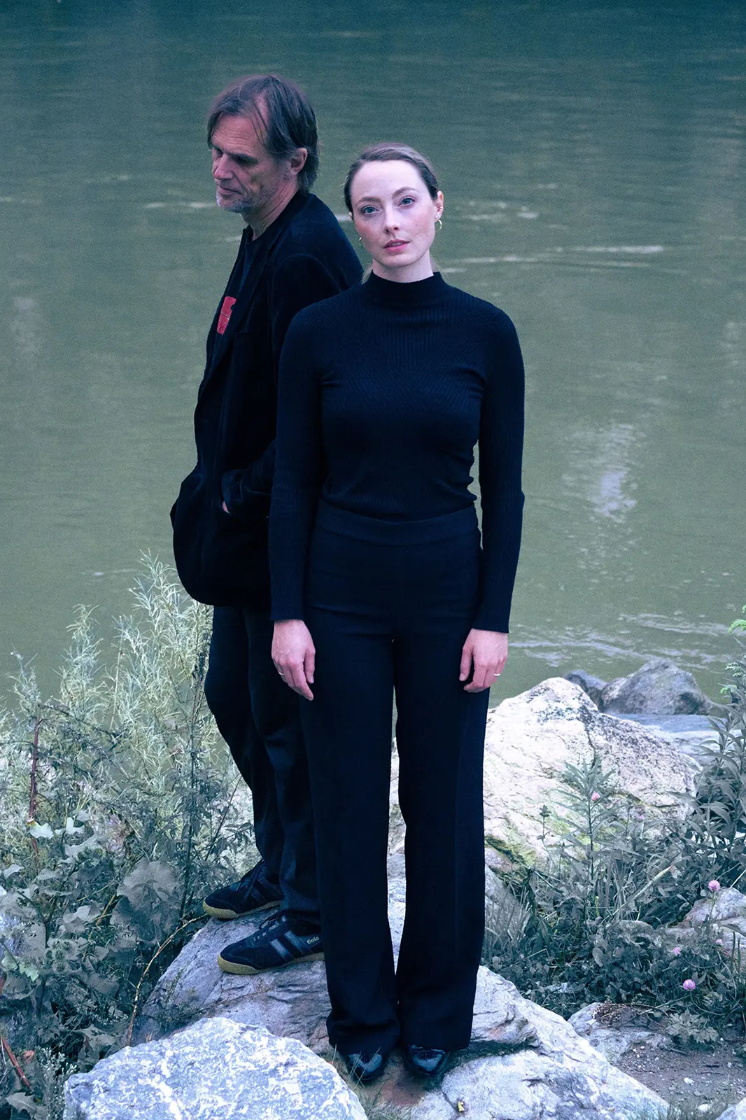 Ein Mann und eine Frau stehen an einem See