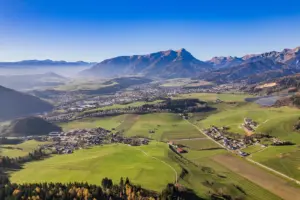 Eine Luftaufnahmen von einer Stadt mit Bergen im Hintergrund