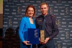 Ein Mann in Uniform und eine Frau mit einem Preis