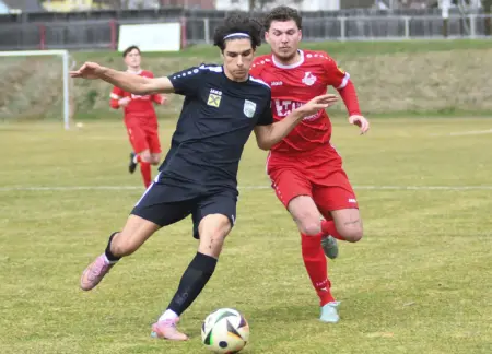 Proleber Aufholjagd blieb unbelohnt Zwei Spieler kämpfen um den Ball.