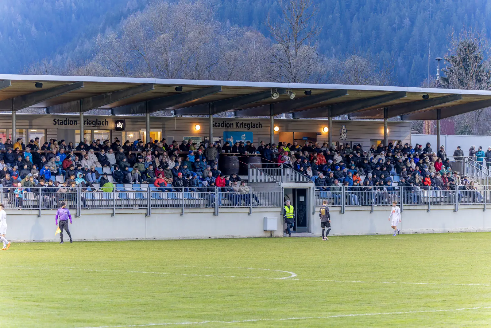 Eine Fußballtribüne mit Zusehern.