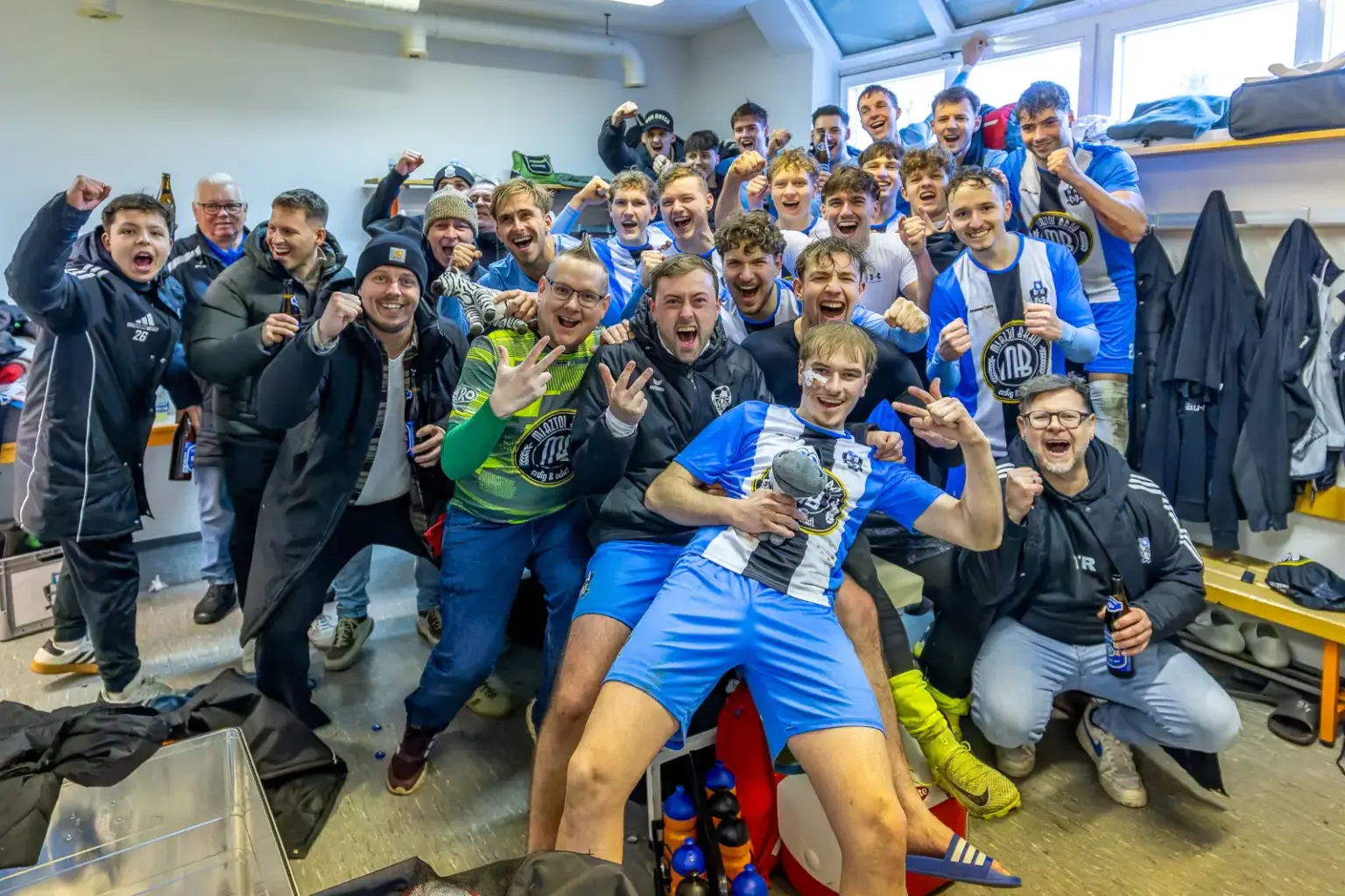 Eine jubelnde Fußballmannschaft.