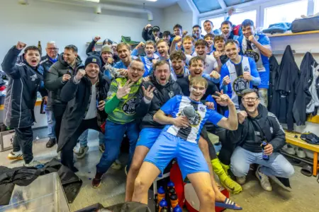 Derbysiege schmecken besonders gut Eine jubelnde Fußballmannschaft.