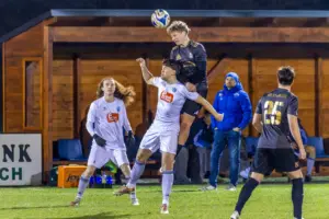 Ein Kopfballduell zwischen zwei Fußballern.