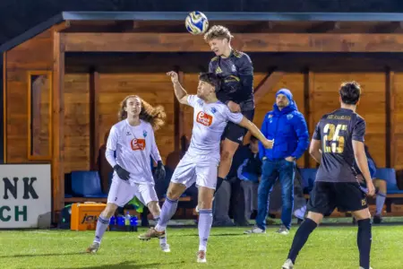Ein Kopfballduell zwischen zwei Fußballern.