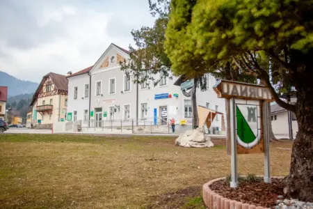 Das Amtshaus der Marktgemeinde Turnau, im Vordergrund eine Grünfläche