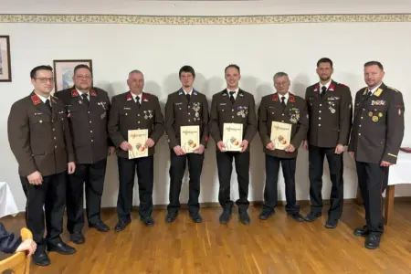 Feuerwehr Wald am Schoberpaß zog Jahresbilanz Acht Männer in Feuerwehruniformen, vier davon halten Urkunden