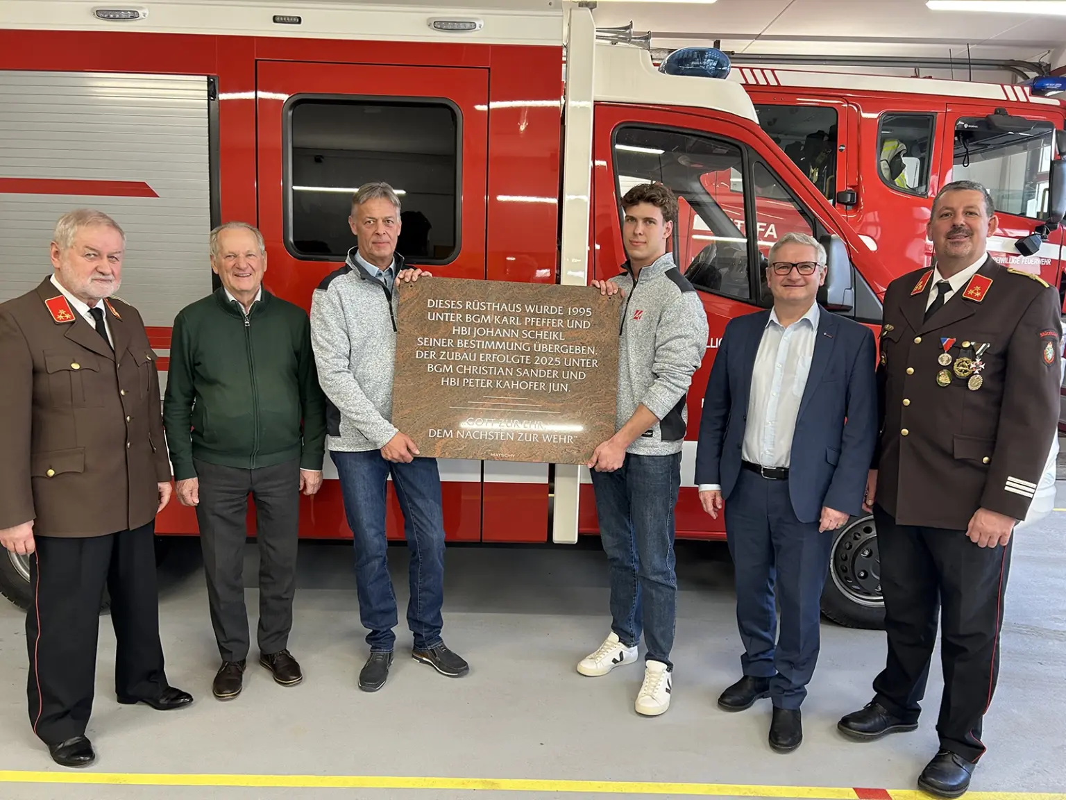 Übergabe der Gedenktafel: Johann Scheikl, Karl Pfeffer, Johann Matschy senior und junior, Christian Sander sowie Peter Kahofer. Foto: Hackl
