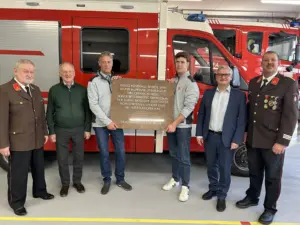 Übergabe der Gedenktafel: Johann Scheikl, Karl Pfeffer, Johann Matschy senior und junior, Christian Sander sowie Peter Kahofer. Foto: Hackl