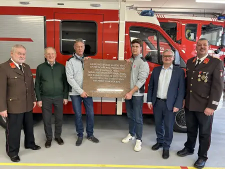 Übergabe der Gedenktafel: Johann Scheikl, Karl Pfeffer, Johann Matschy senior und junior, Christian Sander sowie Peter Kahofer. Foto: Hackl