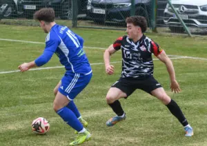 Zwei Spieler kämpfen um den Ball.