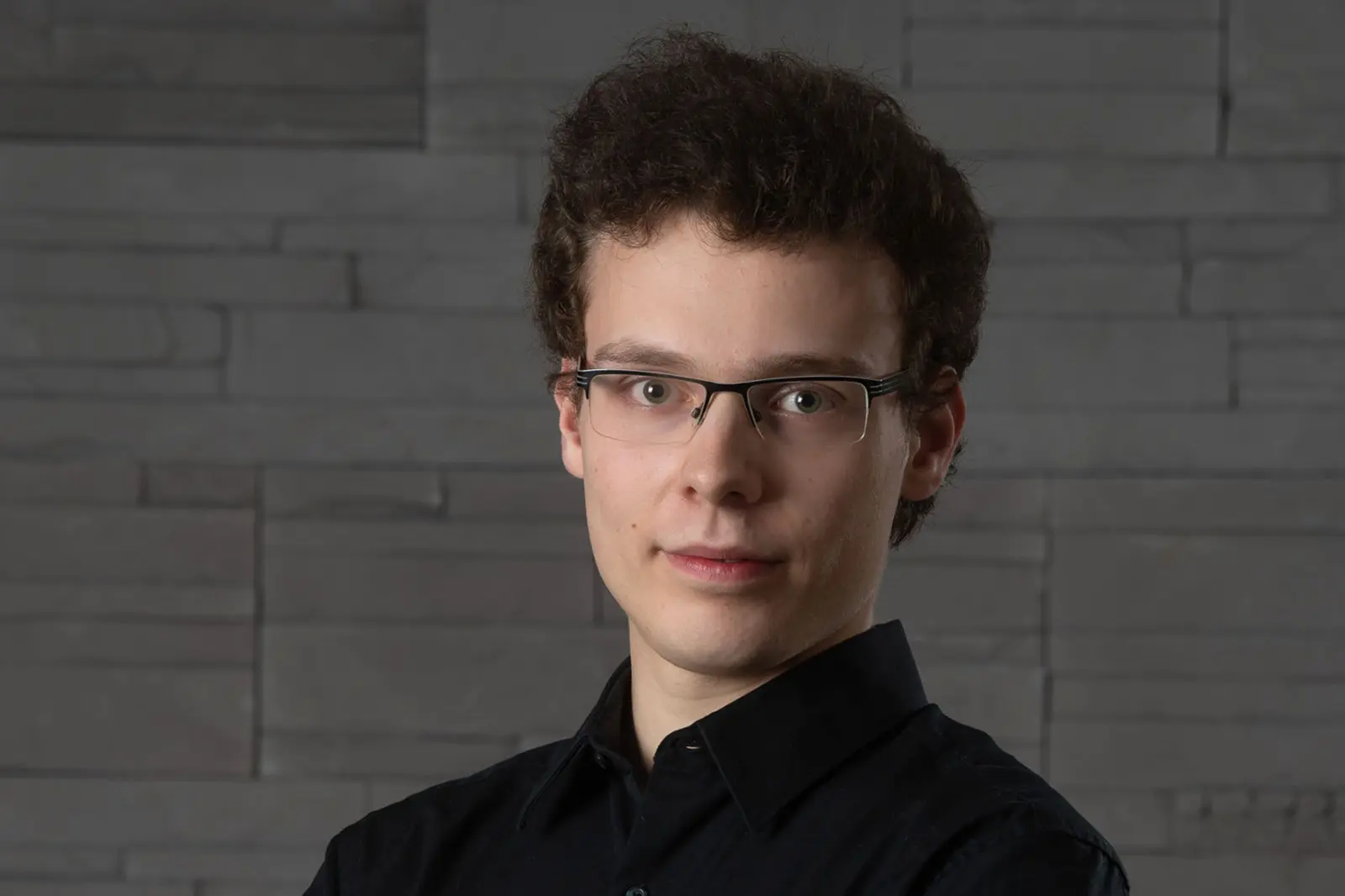 Ein junger Mann mit Brille