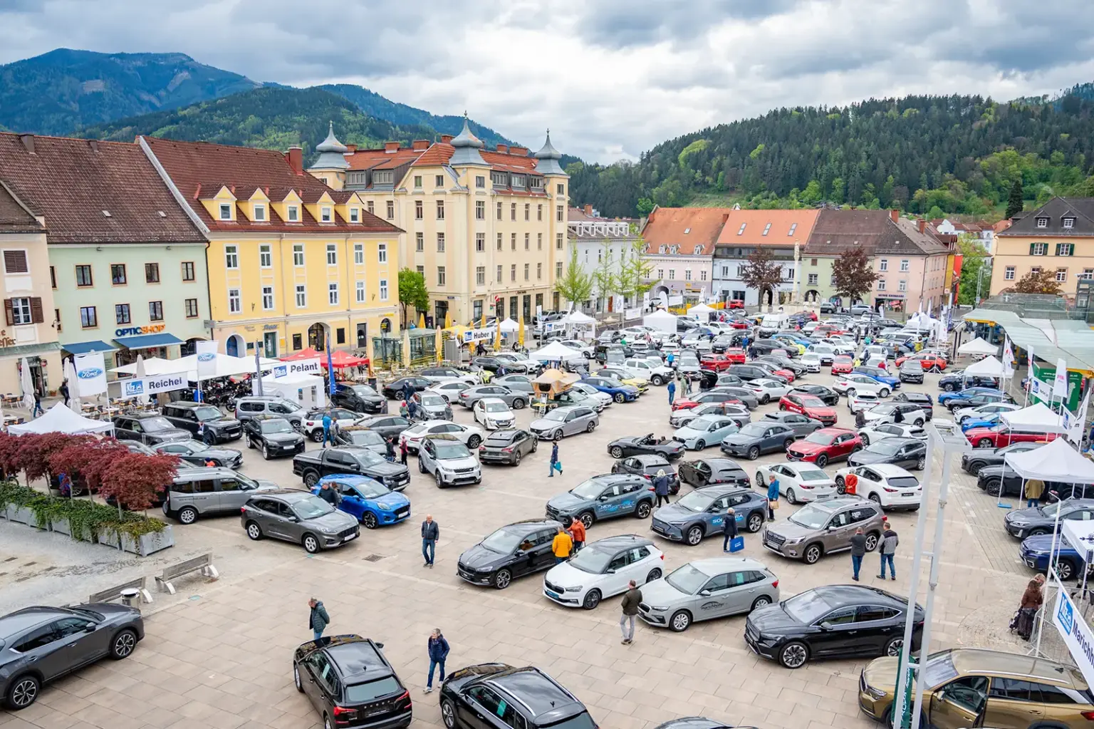 Ein großer innerstädtischer Platz, dicht verpackt mit Pkw bei einer Autoausstellung