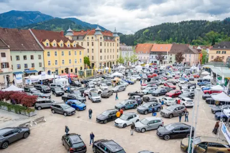 Ein großer innerstädtischer Platz, dicht verpackt mit Pkw bei einer Autoausstellung