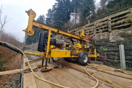 Ein großes Bohrgerät steht neben einer Straße