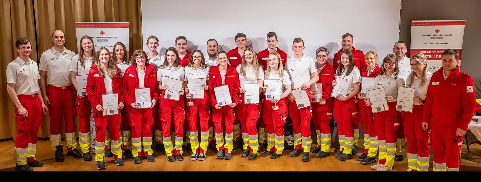 Eine Gruppe von Personen in Uniform präsentiert Urkunden
