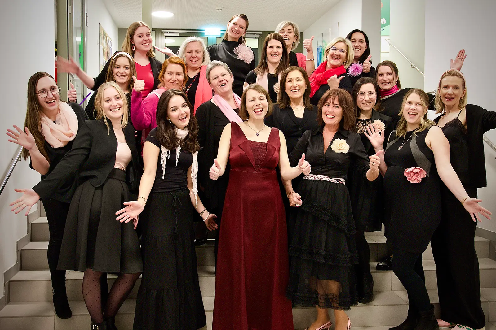 Eine Gruppe von Frauen steht auf einer Treppe