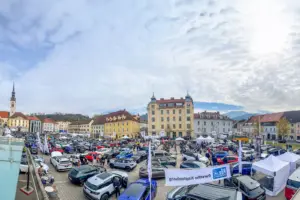 Ein innerstädtischer Platz voller Autos und Menschen