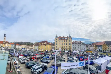 Ein innerstädtischer Platz voller Autos und Menschen
