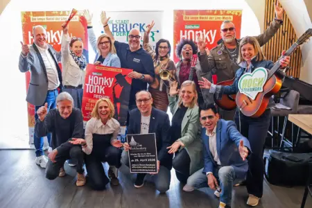 Eine Gruppe von Personen mit Plakaten und Musikinstrumenten
