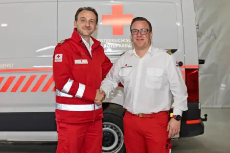 Zwei Männer in Uniform schütteln einander die Hände