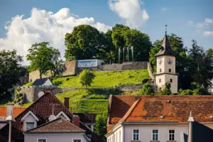 Ein kleiner Berg mit Uhrturm