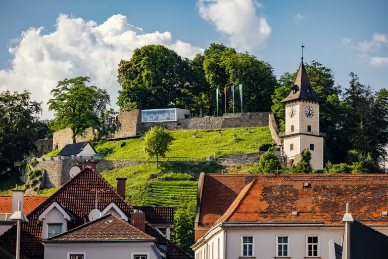 Ein kleiner Berg mit Uhrturm